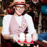 Yuliya Khlynina Instagram - В прошлой жизни я точно продавала стаканчики с мороженым детям, иначе как объяснить, что мне так идёт эта форма?😂 Классный праздник вчера организовал ГУМ🥳 А самое потрясающее в нем, что все собранные средства от продаж передадут в благотворительный фонд Константина Хабенского♥️ @khabensky_fund @gumsection @temerinatemerina