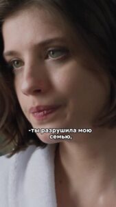 Yuliya Khlynina Instagram - А женская дружба точно существует? 😨 Смогут ли Юлия Хлынина и Аня Чиповская сохранить дружбу в «Первом классе»? Смотри комедийную драму на Иви и узнаешь!