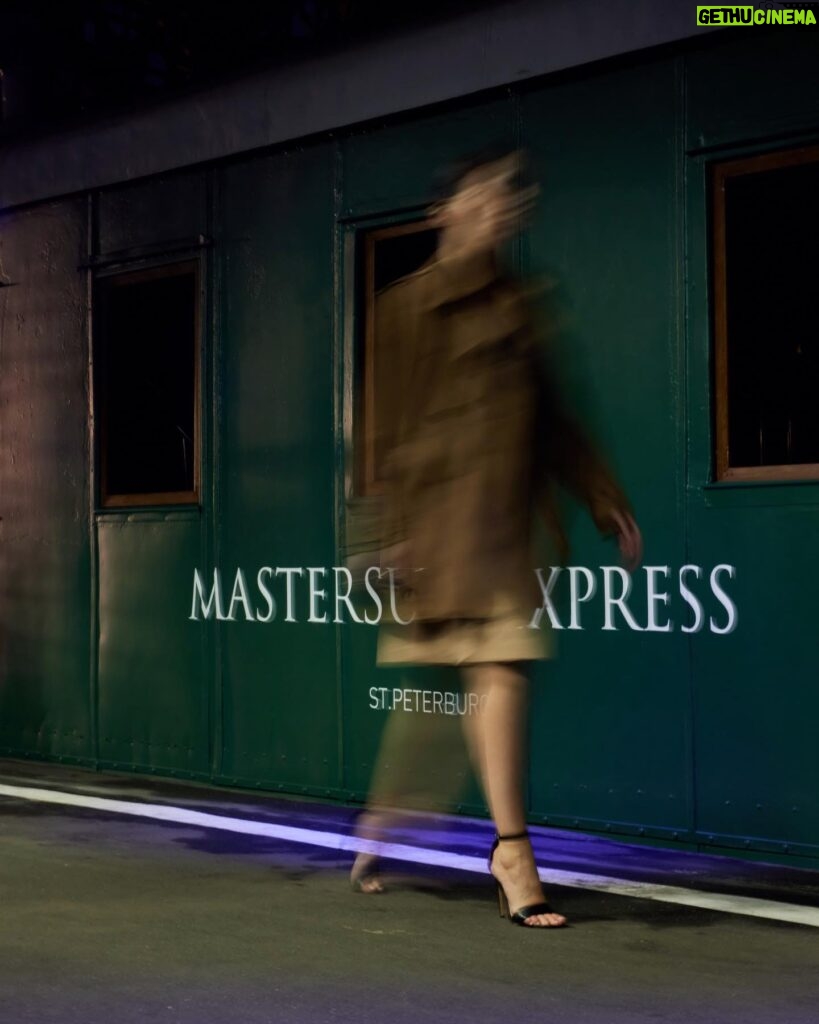 Yuliya Khlynina Instagram - Прекрасная поездка в Питер на показ новой коллекции @mastersuit #mastersuit , вдохновленной путешествиями на знаменитом Восточном Экспрессе 💔 Замечательные люди, исторический поезд на Витебском вокзале, live от @mmott23 , catwalk 70 моделей в новых образах - красота со смыслом и душой ) Спасибо @ramon_mastersuit и @tatyana.pft 👏 @nick_mart_ @pollinchi