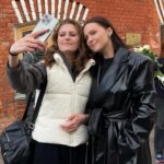 Yuliya Khlynina Instagram - В апреле прошел мой первый большой творческий мастер-класс, актерский интенсив по поиску «суперсилы» и здоровой коммуникации! Это было очень круто. ) Насыщенно, ярко, волнительно. Я провожу такие встречи не впервые. Мастер-классы на благотворительной основе для взрослых, подростков, детей и людей с особенностями — то, что я практикую уже более 10 лет. Но когда меня попросили выйти с этим публично, сформировать из всего опыта один продукт — тут случился настоящий выход из зоны комфорта. К счастью, он оказался нужен: и вам, и мне. Выжимка упражнений: актерских, психологических, физических. Танцы, роли, контакт, близость. Было всё) Работа с группой идет и сейчас: я надеюсь, все активно жуют пробки и пришлют наконец-то домашние задания!! Изменения запущены в каждом!.. И самое главное, что каждый соприкоснулся со своей природой, суперсилой. Я безумно благодарна всем, кто разделил со мной этот опыт, за доверие и время. Дальше — больше. Ура!) Проходили встречи на Винзаводе - один из любимых центров современного искусства 👻 здесь был проект Платформа с крутыми спектаклями, модный дом Тегин, выставки, перфомансы и многое другое. Одно из любимых мест, где вкусно поесть - Хитрые люди @hitrye_lyudi !) Больше 10лет радуют своим меню 🤎 Спасибо моей команде, без которой я бы точно не вышла за рамки привычного опыта. Обнимаю всех 💫