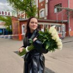 Yuliya Khlynina Instagram - В апреле прошел мой первый большой творческий мастер-класс, актерский интенсив по поиску «суперсилы» и здоровой коммуникации! Это было очень круто. ) Насыщенно, ярко, волнительно. Я провожу такие встречи не впервые. Мастер-классы на благотворительной основе для взрослых, подростков, детей и людей с особенностями — то, что я практикую уже более 10 лет. Но когда меня попросили выйти с этим публично, сформировать из всего опыта один продукт — тут случился настоящий выход из зоны комфорта. К счастью, он оказался нужен: и вам, и мне. Выжимка упражнений: актерских, психологических, физических. Танцы, роли, контакт, близость. Было всё) Работа с группой идет и сейчас: я надеюсь, все активно жуют пробки и пришлют наконец-то домашние задания!! Изменения запущены в каждом!.. И самое главное, что каждый соприкоснулся со своей природой, суперсилой. Я безумно благодарна всем, кто разделил со мной этот опыт, за доверие и время. Дальше — больше. Ура!) Проходили встречи на Винзаводе - один из любимых центров современного искусства 👻 здесь был проект Платформа с крутыми спектаклями, модный дом Тегин, выставки, перфомансы и многое другое. Одно из любимых мест, где вкусно поесть - Хитрые люди @hitrye_lyudi !) Больше 10лет радуют своим меню 🤎 Спасибо моей команде, без которой я бы точно не вышла за рамки привычного опыта. Обнимаю всех 💫