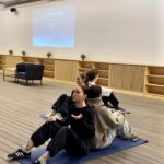 Yuliya Khlynina Instagram - В апреле прошел мой первый большой творческий мастер-класс, актерский интенсив по поиску «суперсилы» и здоровой коммуникации! Это было очень круто. ) Насыщенно, ярко, волнительно. Я провожу такие встречи не впервые. Мастер-классы на благотворительной основе для взрослых, подростков, детей и людей с особенностями — то, что я практикую уже более 10 лет. Но когда меня попросили выйти с этим публично, сформировать из всего опыта один продукт — тут случился настоящий выход из зоны комфорта. К счастью, он оказался нужен: и вам, и мне. Выжимка упражнений: актерских, психологических, физических. Танцы, роли, контакт, близость. Было всё) Работа с группой идет и сейчас: я надеюсь, все активно жуют пробки и пришлют наконец-то домашние задания!! Изменения запущены в каждом!.. И самое главное, что каждый соприкоснулся со своей природой, суперсилой. Я безумно благодарна всем, кто разделил со мной этот опыт, за доверие и время. Дальше — больше. Ура!) Проходили встречи на Винзаводе - один из любимых центров современного искусства 👻 здесь был проект Платформа с крутыми спектаклями, модный дом Тегин, выставки, перфомансы и многое другое. Одно из любимых мест, где вкусно поесть - Хитрые люди @hitrye_lyudi !) Больше 10лет радуют своим меню 🤎 Спасибо моей команде, без которой я бы точно не вышла за рамки привычного опыта. Обнимаю всех 💫