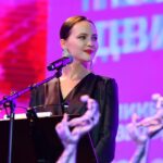 Yuliya Khlynina Instagram - Это был последний день фестиваля молодого кино «Новое движение» в красивом городе Великий Новгород! Как же я была всех рада видеть) Благодарю команду, которая готовила меня к проведению церемонии закрытия ♥️ @svbelan Наряд: @tamigee.brand Укладка: @alteregoitaly.ru @nastasiyaluck Макияж: @rbg.ru @vladimirkalinchev Фото: @daryaorlova @temerina Благодарю своих прекрасных соведущих актрис @revenko.alexandra и @poliandora мы шикарно провели время)) На этом фестивале можно было посмотреть редкие интересные картины, которые еще не вышли в прокат и, возможно, выйдут только в ограниченный. Несмотря на то, что я была на фестивале один день, для меня было большим счастьем успеть посмотреть фильм молодого режиссера Вениамина Илясова «Эра», с моей подругой Марианной Шульц в главной роли. Фильм получил главный приз фестиваля 😍 Также в рамках программы фестиваля я провела свой мастер-класс для участников и гостей. Я рассказываю об этом не так давно, и мне безумно приятно, что приглашения на проведение таких встреч поступают все чаще. В начале июля, например, я провожу мастер-класс на фестивале «Новое движение», а через несколько дней ещё один — в школе кино и телевидения в Петербурге. С вами была Юлия Хлынина, и это все новости к этому часу😌