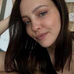 Yuliya Khlynina Instagram - Эй, какой чудесный день, чтобы начать съемки в новом проекте) 💫🧚‍♂️ Друзья, пожелайте мне удачи! И не теряйте, если пропаду. Я вернусь так же неожиданно, как весна в любимую Москву. Если хотите послушать Мои Воспоминания о Москве, гуляя в хорошей компании - гоу к @alexander_porshin 🤍 я тоже скоро собираюсь намотать 10к км по городу и так отдохнуть душой и головой)