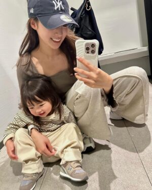 Yūmi Shida Instagram - いつになったらちゃんと撮ってくれますかシリーズ🤗💦

👶🏻🍼の時は手のかからない子って言われてたのに今じゃ誰よりも元気でだいぶ手がかかる子！！！！🤣
かなりのお喋りのかなりの暴れん坊🤗↑↑
赤ちゃんの頃大人しかったら成長すると逆になるってこのこと🫨

写真で伝わる？😹

娘が無事‼️イヤイヤ期入りましたので…
ママもイヤイヤ期に入りたいと思います！！！

踏ん反って暴れたら私も踏ん反るんだから🤸‍♂️🤸‍♂️🤸‍♂️← 
泣きてぇ…😄

でもやっぱりかわいいねぇ🫣🤍

#ショッピングモールはまじ戦い
#無事私の遺伝子引き継いでくれてありがとう(大泣)
#娘のヤバさはサブスクにいつも載せてます🤣
#このシリーズ好評だったらまた載せます🥹
