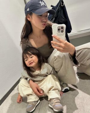 Yūmi Shida Instagram - いつになったらちゃんと撮ってくれますかシリーズ🤗💦

👶🏻🍼の時は手のかからない子って言われてたのに今じゃ誰よりも元気でだいぶ手がかかる子！！！！🤣
かなりのお喋りのかなりの暴れん坊🤗↑↑
赤ちゃんの頃大人しかったら成長すると逆になるってこのこと🫨

写真で伝わる？😹

娘が無事‼️イヤイヤ期入りましたので…
ママもイヤイヤ期に入りたいと思います！！！

踏ん反って暴れたら私も踏ん反るんだから🤸‍♂️🤸‍♂️🤸‍♂️← 
泣きてぇ…😄

でもやっぱりかわいいねぇ🫣🤍

#ショッピングモールはまじ戦い
#無事私の遺伝子引き継いでくれてありがとう(大泣)
#娘のヤバさはサブスクにいつも載せてます🤣
#このシリーズ好評だったらまた載せます🥹