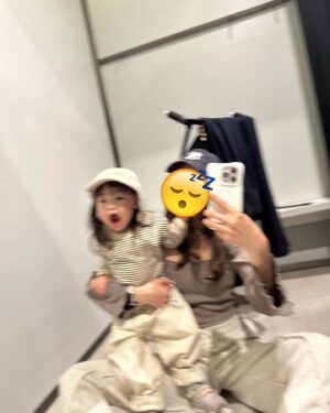 Yūmi Shida Instagram - いつになったらちゃんと撮ってくれますかシリーズ🤗💦

👶🏻🍼の時は手のかからない子って言われてたのに今じゃ誰よりも元気でだいぶ手がかかる子！！！！🤣
かなりのお喋りのかなりの暴れん坊🤗↑↑
赤ちゃんの頃大人しかったら成長すると逆になるってこのこと🫨

写真で伝わる？😹

娘が無事‼️イヤイヤ期入りましたので…
ママもイヤイヤ期に入りたいと思います！！！

踏ん反って暴れたら私も踏ん反るんだから🤸‍♂️🤸‍♂️🤸‍♂️← 
泣きてぇ…😄

でもやっぱりかわいいねぇ🫣🤍

#ショッピングモールはまじ戦い
#無事私の遺伝子引き継いでくれてありがとう(大泣)
#娘のヤバさはサブスクにいつも載せてます🤣
#このシリーズ好評だったらまた載せます🥹