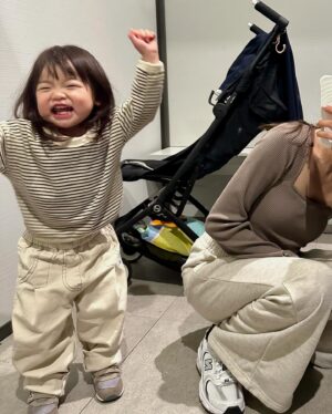 Yūmi Shida Instagram - いつになったらちゃんと撮ってくれますかシリーズ🤗💦

👶🏻🍼の時は手のかからない子って言われてたのに今じゃ誰よりも元気でだいぶ手がかかる子！！！！🤣
かなりのお喋りのかなりの暴れん坊🤗↑↑
赤ちゃんの頃大人しかったら成長すると逆になるってこのこと🫨

写真で伝わる？😹

娘が無事‼️イヤイヤ期入りましたので…
ママもイヤイヤ期に入りたいと思います！！！

踏ん反って暴れたら私も踏ん反るんだから🤸‍♂️🤸‍♂️🤸‍♂️← 
泣きてぇ…😄

でもやっぱりかわいいねぇ🫣🤍

#ショッピングモールはまじ戦い
#無事私の遺伝子引き継いでくれてありがとう(大泣)
#娘のヤバさはサブスクにいつも載せてます🤣
#このシリーズ好評だったらまた載せます🥹