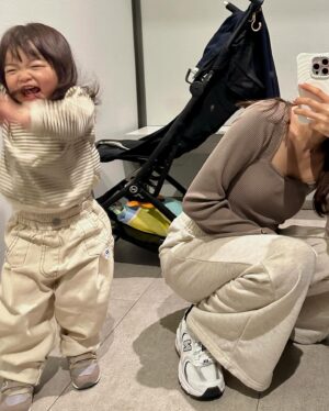 Yūmi Shida Instagram - いつになったらちゃんと撮ってくれますかシリーズ🤗💦

👶🏻🍼の時は手のかからない子って言われてたのに今じゃ誰よりも元気でだいぶ手がかかる子！！！！🤣
かなりのお喋りのかなりの暴れん坊🤗↑↑
赤ちゃんの頃大人しかったら成長すると逆になるってこのこと🫨

写真で伝わる？😹

娘が無事‼️イヤイヤ期入りましたので…
ママもイヤイヤ期に入りたいと思います！！！

踏ん反って暴れたら私も踏ん反るんだから🤸‍♂️🤸‍♂️🤸‍♂️← 
泣きてぇ…😄

でもやっぱりかわいいねぇ🫣🤍

#ショッピングモールはまじ戦い
#無事私の遺伝子引き継いでくれてありがとう(大泣)
#娘のヤバさはサブスクにいつも載せてます🤣
#このシリーズ好評だったらまた載せます🥹