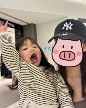 Yūmi Shida Instagram - いつになったらちゃんと撮ってくれますかシリーズ🤗💦

👶🏻🍼の時は手のかからない子って言われてたのに今じゃ誰よりも元気でだいぶ手がかかる子！！！！🤣
かなりのお喋りのかなりの暴れん坊🤗↑↑
赤ちゃんの頃大人しかったら成長すると逆になるってこのこと🫨

写真で伝わる？😹

娘が無事‼️イヤイヤ期入りましたので…
ママもイヤイヤ期に入りたいと思います！！！

踏ん反って暴れたら私も踏ん反るんだから🤸‍♂️🤸‍♂️🤸‍♂️← 
泣きてぇ…😄

でもやっぱりかわいいねぇ🫣🤍

#ショッピングモールはまじ戦い
#無事私の遺伝子引き継いでくれてありがとう(大泣)
#娘のヤバさはサブスクにいつも載せてます🤣
#このシリーズ好評だったらまた載せます🥹