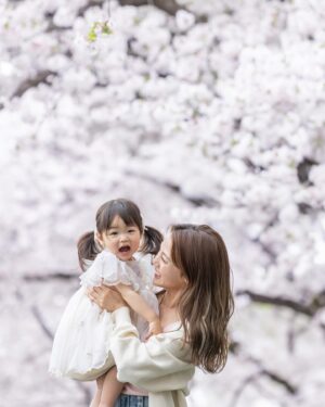 Yūmi Shida Instagram - 娘と見る2回目のさくら🌸

雨続きだったんだけど
ちょうど晴れた日に撮って頂いたの🥹

@ties.photography 🕊️🤍

一歳記念の時ぶりなんだけど、
まぁ〜動く暴れる🤣大きくなったね。

写真って残るし思い出になるから好き☺️

まきさんの世界観大好きでまきさんアルバムがあるくらい😭🩷

早く現像しなきゃ🥺🫶🏻

スタジオでも別パターンで撮ってくれたのでまたアップするね🤫