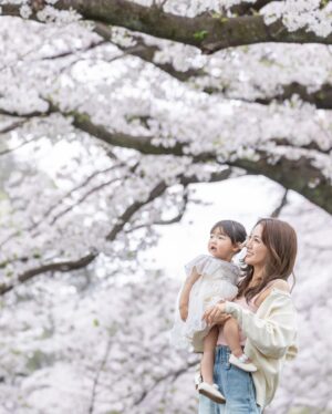 Yūmi Shida Instagram - 娘と見る2回目のさくら🌸

雨続きだったんだけど
ちょうど晴れた日に撮って頂いたの🥹

@ties.photography 🕊️🤍

一歳記念の時ぶりなんだけど、
まぁ〜動く暴れる🤣大きくなったね。

写真って残るし思い出になるから好き☺️

まきさんの世界観大好きでまきさんアルバムがあるくらい😭🩷

早く現像しなきゃ🥺🫶🏻

スタジオでも別パターンで撮ってくれたのでまたアップするね🤫