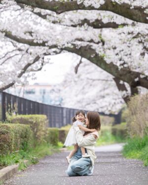 Yūmi Shida Instagram - 娘と見る2回目のさくら🌸

雨続きだったんだけど
ちょうど晴れた日に撮って頂いたの🥹

@ties.photography 🕊️🤍

一歳記念の時ぶりなんだけど、
まぁ〜動く暴れる🤣大きくなったね。

写真って残るし思い出になるから好き☺️

まきさんの世界観大好きでまきさんアルバムがあるくらい😭🩷

早く現像しなきゃ🥺🫶🏻

スタジオでも別パターンで撮ってくれたのでまたアップするね🤫