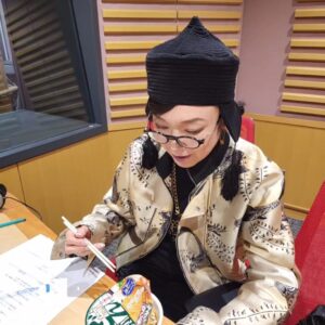 Yumi Matsutoya Instagram - 小腹がすいたので、初どん兵衛。

…美味しい！
