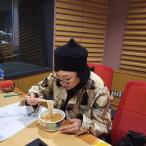 Yumi Matsutoya Instagram - 小腹がすいたので、初どん兵衛。

…美味しい！