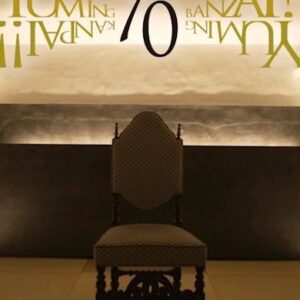 Yumi Matsutoya Instagram - お待たせしました！「ユーミン古希お祝いの会」の模様をお届けします。 50周年を一緒に盛り上げてくださった皆様とお祝いしたい！お礼がしたい！というユーミンの希望で企画がスタート。 @kudanhouse 九段ハウスというお屋敷を貸しきって行われたパーティー。@kundokoyama 小山薫堂さんがプロデューサーを務めてくださり、地下1階～3階にある全ての部屋を使って様々な企画が行われました。 ★地下フロア　全員集合して乾杯🥂 ★１階　 「小山薫堂さんちの隠れメニュー」@shimogamosaryo_official さんから、この日の為だけの特別メニューを考案して頂きました！すっぽん拉麺は大人気で、早々に売り切れ笑 「手島竜司さんのスィーツ」 @restaurantpages １つ星シェフとしてパリ、日本で活躍される手島シェフが、目の前でであつあつのスィーツを作ってくださいました！ 「合羅智久さん(元ユーミンディレクター)の箱根コーヒー」 @cafe_ryusenkei　1990年代、ユーミンのディレクターを務めてくださった合羅さん、現在は移動型カフェを経営されていてます。美味しい珈琲を食後にご用意頂きました！ 「ハービー山口さんの作品ルーム」 @cheki_instax さんからチェキをご提供いただき、@herbieyamaguchi さんが皆さんの写真をたくさん撮ってくださいました！そちらを張り出し、皆さんにお持ち帰り頂きました。 ★2階 「松任谷家の食卓」 松任谷家のお手伝いさん