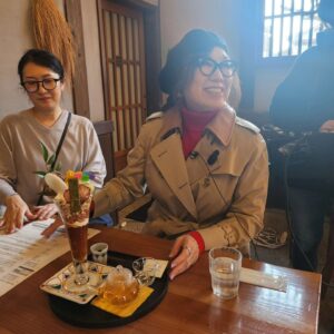 Yumi Matsutoya Instagram - 明日朝11時からのユーミンコードは、石川県加賀編です。
もちろんユーミンは、足湯に入りませんでした笑

マネージャーK子