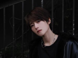 Yumi Wakatsuki Instagram - .
自由に生きるのにいるだけ(by.ハウルの動く城)
It just need to live freely.
Chop your own wood, and it will warm you twice.
.
#ilove 
#black 
#若月佑美