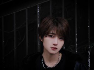 Yumi Wakatsuki Instagram - .
自由に生きるのにいるだけ(by.ハウルの動く城)
It just need to live freely.
Chop your own wood, and it will warm you twice.
.
#ilove 
#black 
#若月佑美