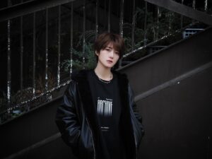 Yumi Wakatsuki Instagram - .
自由に生きるのにいるだけ(by.ハウルの動く城)
It just need to live freely.
Chop your own wood, and it will warm you twice.
.
#ilove 
#black 
#若月佑美