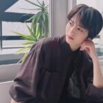 Yumi Wakatsuki Instagram - . 古着屋を巡りたい今日この頃。 また断捨離もしたい。困らない程度に。笑 あと髪の毛を真っ赤にするか迷ってる。ぇ 金髪でもいいなって思いながら100%眉毛に困るから なかなか挑戦できない。 結局、アッシュとか無難に綺麗めいく私。 みんなは髪色何色？？派手色に染めたことある？ . #断捨離 #いつかは #redhair #深夜高速 #若月佑美