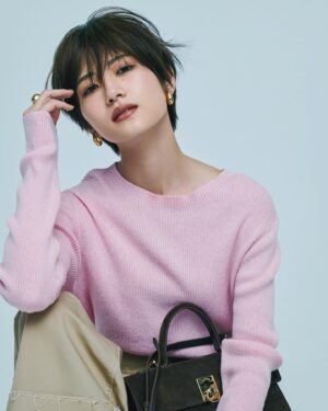 Yumi Wakatsuki Instagram - .
発売中のOggi 4月号！！！
色んな名品紹介や春メイク、
ファッションもきれいめシンプルに春のトレンド。
たーくさん載ってます☺️
若月佑美の連載もあります！！
是非、見てくださーい。
.
今回のメイクとスタイリングが本当にお気入り。
大人ショートの参考にもなったらいいな。
.
#oggi 
#若月佑美
