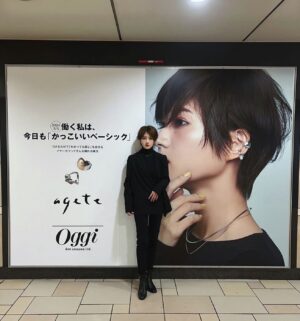 Yumi Wakatsuki Instagram - .
見にいってきたー♡
〜3月3日（日）まで
東京メトロ表参道駅に『Oggi』がいっーぱい☺️
私もおりますので是非通り道だったりした際は見てもらえたら
嬉しいです💐
.
#oggi 
#若月佑美