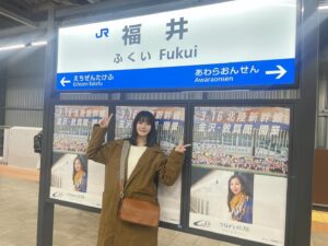Yumiko Takino Instagram - .

今年の3月に敦賀まで延伸した北陸新幹線で
福井県に行ってきました！🦕🦖

駅前だけでもとても楽しめました〜🦀

そしてそして、ハピラインふくいも乗りました！
限定ICOCAも、もちろんゲット🦖

#福井駅 #福井県
