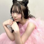 Yuna Hoshino Instagram - うあああ！だいぶお待たせしましたぁ！🥺💦 超十代のオフショです〜！🩷 とても可愛いメイクと、とても可愛いフワフワな衣装を身に纏わせてもらって、ステージに立たせていただきました…！ そして4/12でアーティストデビューして1年が経ちました。 自分がアーティストになるなんて思ってもいなかったし アーティストとしてステージに立つなんて思ってもいなかったなぁ〜……。 元々歌うのが好きで、カラオケとかはよくいってたし カラオケ配信とかもしていたけど ステージで歌うのはやっぱり違うよねぇ……！！ ほんっとうに緊張する……！！ なんか一生慣れない気がする！！！！笑 いつもいつも言ってるけど 会場の皆さんが優しいからなんとか、ほんとなんとか。 歌い切れるんだぁ。 本当にありがとう……( ; ; ) 今回もペンライトと声援たっくさん届いて嬉しかったの。 力になってたよ〜！ありがと！！ まだまだアーティストとしては未熟者ですが、 これからもいいお知らせが出来るように頑張ります！！✨