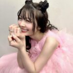 Yuna Hoshino Instagram - うあああ！だいぶお待たせしましたぁ！🥺💦 超十代のオフショです〜！🩷 とても可愛いメイクと、とても可愛いフワフワな衣装を身に纏わせてもらって、ステージに立たせていただきました…！ そして4/12でアーティストデビューして1年が経ちました。 自分がアーティストになるなんて思ってもいなかったし アーティストとしてステージに立つなんて思ってもいなかったなぁ〜……。 元々歌うのが好きで、カラオケとかはよくいってたし カラオケ配信とかもしていたけど ステージで歌うのはやっぱり違うよねぇ……！！ ほんっとうに緊張する……！！ なんか一生慣れない気がする！！！！笑 いつもいつも言ってるけど 会場の皆さんが優しいからなんとか、ほんとなんとか。 歌い切れるんだぁ。 本当にありがとう……( ; ; ) 今回もペンライトと声援たっくさん届いて嬉しかったの。 力になってたよ〜！ありがと！！ まだまだアーティストとしては未熟者ですが、 これからもいいお知らせが出来るように頑張ります！！✨