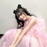 Yuna Hoshino Instagram - うあああ！だいぶお待たせしましたぁ！🥺💦 超十代のオフショです〜！🩷 とても可愛いメイクと、とても可愛いフワフワな衣装を身に纏わせてもらって、ステージに立たせていただきました…！ そして4/12でアーティストデビューして1年が経ちました。 自分がアーティストになるなんて思ってもいなかったし アーティストとしてステージに立つなんて思ってもいなかったなぁ〜……。 元々歌うのが好きで、カラオケとかはよくいってたし カラオケ配信とかもしていたけど ステージで歌うのはやっぱり違うよねぇ……！！ ほんっとうに緊張する……！！ なんか一生慣れない気がする！！！！笑 いつもいつも言ってるけど 会場の皆さんが優しいからなんとか、ほんとなんとか。 歌い切れるんだぁ。 本当にありがとう……( ; ; ) 今回もペンライトと声援たっくさん届いて嬉しかったの。 力になってたよ〜！ありがと！！ まだまだアーティストとしては未熟者ですが、 これからもいいお知らせが出来るように頑張ります！！✨