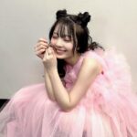 Yuna Hoshino Instagram - うあああ！だいぶお待たせしましたぁ！🥺💦 超十代のオフショです〜！🩷 とても可愛いメイクと、とても可愛いフワフワな衣装を身に纏わせてもらって、ステージに立たせていただきました…！ そして4/12でアーティストデビューして1年が経ちました。 自分がアーティストになるなんて思ってもいなかったし アーティストとしてステージに立つなんて思ってもいなかったなぁ〜……。 元々歌うのが好きで、カラオケとかはよくいってたし カラオケ配信とかもしていたけど ステージで歌うのはやっぱり違うよねぇ……！！ ほんっとうに緊張する……！！ なんか一生慣れない気がする！！！！笑 いつもいつも言ってるけど 会場の皆さんが優しいからなんとか、ほんとなんとか。 歌い切れるんだぁ。 本当にありがとう……( ; ; ) 今回もペンライトと声援たっくさん届いて嬉しかったの。 力になってたよ〜！ありがと！！ まだまだアーティストとしては未熟者ですが、 これからもいいお知らせが出来るように頑張ります！！✨