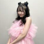 Yuna Hoshino Instagram - うあああ！だいぶお待たせしましたぁ！🥺💦 超十代のオフショです〜！🩷 とても可愛いメイクと、とても可愛いフワフワな衣装を身に纏わせてもらって、ステージに立たせていただきました…！ そして4/12でアーティストデビューして1年が経ちました。 自分がアーティストになるなんて思ってもいなかったし アーティストとしてステージに立つなんて思ってもいなかったなぁ〜……。 元々歌うのが好きで、カラオケとかはよくいってたし カラオケ配信とかもしていたけど ステージで歌うのはやっぱり違うよねぇ……！！ ほんっとうに緊張する……！！ なんか一生慣れない気がする！！！！笑 いつもいつも言ってるけど 会場の皆さんが優しいからなんとか、ほんとなんとか。 歌い切れるんだぁ。 本当にありがとう……( ; ; ) 今回もペンライトと声援たっくさん届いて嬉しかったの。 力になってたよ〜！ありがと！！ まだまだアーティストとしては未熟者ですが、 これからもいいお知らせが出来るように頑張ります！！✨