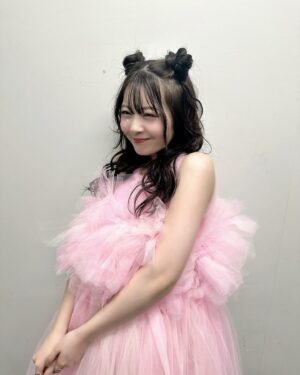 Yuna Hoshino Instagram - うあああ！だいぶお待たせしましたぁ！🥺💦
超十代のオフショです〜！🩷

とても可愛いメイクと、とても可愛いフワフワな衣装を身に纏わせてもらって、ステージに立たせていただきました…！

そして4/12でアーティストデビューして1年が経ちました。

自分がアーティストになるなんて思ってもいなかったし
アーティストとしてステージに立つなんて思ってもいなかったなぁ〜……。

元々歌うのが好きで、カラオケとかはよくいってたし
カラオケ配信とかもしていたけど
ステージで歌うのはやっぱり違うよねぇ……！！
ほんっとうに緊張する……！！
なんか一生慣れない気がする！！！！笑

いつもいつも言ってるけど
会場の皆さんが優しいからなんとか、ほんとなんとか。
歌い切れるんだぁ。
本当にありがとう……( ; ; )
今回もペンライトと声援たっくさん届いて嬉しかったの。
力になってたよ〜！ありがと！！

まだまだアーティストとしては未熟者ですが、
これからもいいお知らせが出来るように頑張ります！！✨