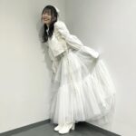 Yuna Hoshino Instagram - たいっへん遅くなりましたが、 「ももいろ歌合戦2023→2024」ありがとうございました！ 白組という事で全身真っ白な可愛い衣装🕊‎🤍 ヘアメイクも可愛くしていただきましたっ！ うれちぃ‪⸝⸝> ̫ <⸝⸝ 本当にこれまでにないくらい緊張して、 足も手もガクガクに震えて上手に歌えなかったけど、 すごくいい経験をさせてもらえたなと感謝しかないです！ アーティスト活動がスタートしてから まだ1年も経っていない未熟者が こんなに素敵なステージに立てれたのは、 皆さんの応援のおかげです！ 本当にありがとうございます！ またもし立てるような機会があれば 別人と思って貰えるように、成長して帰って来れるように。 日々トレーニング頑張ります！ 配信でも会場でも応援してくださった方、 とても心の支えになっていました！ ありがとうございました！！(.. )"