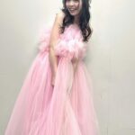 Yuna Hoshino Instagram - うあああ！だいぶお待たせしましたぁ！🥺💦 超十代のオフショです〜！🩷 とても可愛いメイクと、とても可愛いフワフワな衣装を身に纏わせてもらって、ステージに立たせていただきました…！ そして4/12でアーティストデビューして1年が経ちました。 自分がアーティストになるなんて思ってもいなかったし アーティストとしてステージに立つなんて思ってもいなかったなぁ〜……。 元々歌うのが好きで、カラオケとかはよくいってたし カラオケ配信とかもしていたけど ステージで歌うのはやっぱり違うよねぇ……！！ ほんっとうに緊張する……！！ なんか一生慣れない気がする！！！！笑 いつもいつも言ってるけど 会場の皆さんが優しいからなんとか、ほんとなんとか。 歌い切れるんだぁ。 本当にありがとう……( ; ; ) 今回もペンライトと声援たっくさん届いて嬉しかったの。 力になってたよ〜！ありがと！！ まだまだアーティストとしては未熟者ですが、 これからもいいお知らせが出来るように頑張ります！！✨