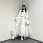 Yuna Hoshino Instagram - たいっへん遅くなりましたが、 「ももいろ歌合戦2023→2024」ありがとうございました！ 白組という事で全身真っ白な可愛い衣装🕊‎🤍 ヘアメイクも可愛くしていただきましたっ！ うれちぃ‪⸝⸝> ̫ <⸝⸝ 本当にこれまでにないくらい緊張して、 足も手もガクガクに震えて上手に歌えなかったけど、 すごくいい経験をさせてもらえたなと感謝しかないです！ アーティスト活動がスタートしてから まだ1年も経っていない未熟者が こんなに素敵なステージに立てれたのは、 皆さんの応援のおかげです！ 本当にありがとうございます！ またもし立てるような機会があれば 別人と思って貰えるように、成長して帰って来れるように。 日々トレーニング頑張ります！ 配信でも会場でも応援してくださった方、 とても心の支えになっていました！ ありがとうございました！！(.. )"