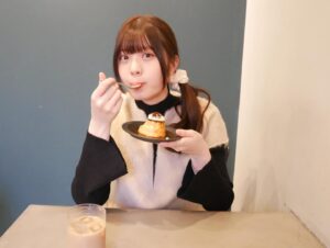 Yuna Hoshino Instagram - 今日はお仕事の空き時間にまったりとカフェに行ってきたぁ〜〜
可愛いレトロぽプリンも美味しかった(,,•﹏•,,)‪‪❤︎‬