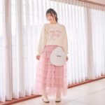 Yuna Hoshino Instagram - @chipclip_official の可愛すぎる推し活コーデ!! 撮影してきたよ~~!! 推しに会いに行く日にぴったりな、ガーリーでふわふわな可愛いお洋服がいっぱいだったぁ🩷 みんなはどのコーデのゆなが好き？🙄 着用コーデは12/16(土)からアベイルで発売でーすっ！ ゆなとお揃いしてね🩷 #PR #avail #アベイル #chipclip #チップクリップ #今を着る