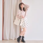 Yuna Hoshino Instagram - @chipclip_official の可愛すぎる推し活コーデ!! 撮影してきたよ~~!! 推しに会いに行く日にぴったりな、ガーリーでふわふわな可愛いお洋服がいっぱいだったぁ🩷 みんなはどのコーデのゆなが好き？🙄 着用コーデは12/16(土)からアベイルで発売でーすっ！ ゆなとお揃いしてね🩷 #PR #avail #アベイル #chipclip #チップクリップ #今を着る