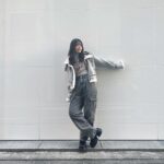 Yuna Hoshino Instagram - SHEINで大量に冬用お洋服購入〜☃️ YouTubeではまた別のコーデを紹介してるのでぜひ！そちらも観てください❄️ ほんとにどれも可愛い、、、🤍🤍 クーポンコード:EBSJP011 割引率：お買い上げ金額1～5,999円まではセール価格より15%OFF、6,000円以上は20%OFFが適用ます！ 利用期限：今日〜12月末日 【1コーデ目】 商品名：Honeyspot ランダムパターン ドロップショルダー オーバーサイズ ふわふわニット セーター 商品コード：11981669 商品名：チェーンデコレーション 小銭入れ付き スクエアバッグ 商品コード：11004953 商品名：ブラック エレガント 単色 クラシック レディース ブーツ、ファッショナブル バックファスナー ブーツ シンプルなデザイン 商品コード：7033817 【2コーデ目】 商品名：SHEIN Essnce 3本入り モックネック リブニット セーター 商品コード：5920842 商品名：DAZY レースアップフロント ドロップショルダー Tシャツなし クロップカーディガン 商品コード：23868622 商品名：スクエアトゥ プラットフォーム チャンキーヒール フェイクスエード ソックスブーツ ブラック エレガント 女性向け ファッショナブル 単色 ブーツ 商品コード：11888728 商品名：Honeyspot ハイウェスト フラップポケット カーゴジーンズ 商品コード：14637580 商品名：DAZY バックルのディテール ドロップショルダー テディライン ジッパーアップ ジャケット 商品コード：21354975 【3コーデ目】 商品名：DAZY ジッパーアップ スナップボタン ドローストリング裾 フード付き パッファーコート 商品コード：18219182 商品名：DAZY フォルドプリーツ 腰ポケット ハイウェスト ショートパンツ 商品コード：10456043 商品名：DAZY 文字グラフィック カンガルーポケット ドロップショルダー ドローストリング パーカー 商品コード：22142499 商品名：1個 クラシックレター刺繍野球帽、帽子のつばを増やして顔を小さくします 商品コード：17007453 商品名：ブラック エレガント 単色 クラシック レディース ブーツ、ファッショナブル バックファスナー ブーツ シンプルなデザイン 商品コード：7033817 @shein_japan #SHEIN冬の感謝祭 #SHEINGoodFinds #SHEINforAll #loveshein #ad #saveinstyle