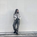 Yuna Hoshino Instagram - SHEINで大量に冬用お洋服購入〜☃️ YouTubeではまた別のコーデを紹介してるのでぜひ！そちらも観てください❄️ ほんとにどれも可愛い、、、🤍🤍 クーポンコード:EBSJP011 割引率：お買い上げ金額1～5,999円まではセール価格より15%OFF、6,000円以上は20%OFFが適用ます！ 利用期限：今日〜12月末日 【1コーデ目】 商品名：Honeyspot ランダムパターン ドロップショルダー オーバーサイズ ふわふわニット セーター 商品コード：11981669 商品名：チェーンデコレーション 小銭入れ付き スクエアバッグ 商品コード：11004953 商品名：ブラック エレガント 単色 クラシック レディース ブーツ、ファッショナブル バックファスナー ブーツ シンプルなデザイン 商品コード：7033817 【2コーデ目】 商品名：SHEIN Essnce 3本入り モックネック リブニット セーター 商品コード：5920842 商品名：DAZY レースアップフロント ドロップショルダー Tシャツなし クロップカーディガン 商品コード：23868622 商品名：スクエアトゥ プラットフォーム チャンキーヒール フェイクスエード ソックスブーツ ブラック エレガント 女性向け ファッショナブル 単色 ブーツ 商品コード：11888728 商品名：Honeyspot ハイウェスト フラップポケット カーゴジーンズ 商品コード：14637580 商品名：DAZY バックルのディテール ドロップショルダー テディライン ジッパーアップ ジャケット 商品コード：21354975 【3コーデ目】 商品名：DAZY ジッパーアップ スナップボタン ドローストリング裾 フード付き パッファーコート 商品コード：18219182 商品名：DAZY フォルドプリーツ 腰ポケット ハイウェスト ショートパンツ 商品コード：10456043 商品名：DAZY 文字グラフィック カンガルーポケット ドロップショルダー ドローストリング パーカー 商品コード：22142499 商品名：1個 クラシックレター刺繍野球帽、帽子のつばを増やして顔を小さくします 商品コード：17007453 商品名：ブラック エレガント 単色 クラシック レディース ブーツ、ファッショナブル バックファスナー ブーツ シンプルなデザイン 商品コード：7033817 @shein_japan #SHEIN冬の感謝祭 #SHEINGoodFinds #SHEINforAll #loveshein #ad #saveinstyle