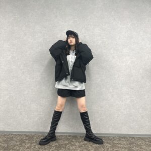 Yuna Hoshino Instagram - SHEINで大量に冬用お洋服購入〜☃️
YouTubeではまた別のコーデを紹介してるのでぜひ！そちらも観てください❄️

ほんとにどれも可愛い、、、🤍🤍

クーポンコード:EBSJP011

割引率：お買い上げ金額1～5,999円まではセール価格より15%OFF、6,000円以上は20%OFFが適用ます！
利用期限：今日〜12月末日

【1コーデ目】

商品名：Honeyspot ランダムパターン ドロップショルダー オーバーサイズ ふわふわニット セーター
商品コード：11981669

商品名：チェーンデコレーション 小銭入れ付き スクエアバッグ
商品コード：11004953

商品名：ブラック エレガント 単色 クラシック レディース ブーツ、ファッショナブル バックファスナー ブーツ シンプルなデザイン
商品コード：7033817

【2コーデ目】

商品名：SHEIN Essnce 3本入り モックネック リブニット セーター
商品コード：5920842

商品名：DAZY レースアップフロント ドロップショルダー Tシャツなし クロップカーディガン
商品コード：23868622

商品名：スクエアトゥ プラットフォーム チャンキーヒール フェイクスエード ソックスブーツ ブラック エレガント 女性向け ファッショナブル 単色 ブーツ
商品コード：11888728

商品名：Honeyspot ハイウェスト フラップポケット カーゴジーンズ
商品コード：14637580

商品名：DAZY バックルのディテール ドロップショルダー テディライン ジッパーアップ ジャケット
商品コード：21354975

【3コーデ目】

商品名：DAZY ジッパーアップ スナップボタン ドローストリング裾 フード付き パッファーコート
商品コード：18219182

商品名：DAZY フォルドプリーツ 腰ポケット ハイウェスト ショートパンツ
商品コード：10456043

商品名：DAZY 文字グラフィック カンガルーポケット ドロップショルダー ドローストリング パーカー
商品コード：22142499

商品名：1個 クラシックレター刺繍野球帽、帽子のつばを増やして顔を小さくします
商品コード：17007453

商品名：ブラック エレガント 単色 クラシック レディース ブーツ、ファッショナブル バックファスナー ブーツ シンプルなデザイン
商品コード：7033817

@shein_japan 
#SHEIN冬の感謝祭
#SHEINGoodFinds
#SHEINforAll #loveshein #ad #saveinstyle