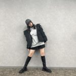 Yuna Hoshino Instagram - SHEINで大量に冬用お洋服購入〜☃️ YouTubeではまた別のコーデを紹介してるのでぜひ！そちらも観てください❄️ ほんとにどれも可愛い、、、🤍🤍 クーポンコード:EBSJP011 割引率：お買い上げ金額1～5,999円まではセール価格より15%OFF、6,000円以上は20%OFFが適用ます！ 利用期限：今日〜12月末日 【1コーデ目】 商品名：Honeyspot ランダムパターン ドロップショルダー オーバーサイズ ふわふわニット セーター 商品コード：11981669 商品名：チェーンデコレーション 小銭入れ付き スクエアバッグ 商品コード：11004953 商品名：ブラック エレガント 単色 クラシック レディース ブーツ、ファッショナブル バックファスナー ブーツ シンプルなデザイン 商品コード：7033817 【2コーデ目】 商品名：SHEIN Essnce 3本入り モックネック リブニット セーター 商品コード：5920842 商品名：DAZY レースアップフロント ドロップショルダー Tシャツなし クロップカーディガン 商品コード：23868622 商品名：スクエアトゥ プラットフォーム チャンキーヒール フェイクスエード ソックスブーツ ブラック エレガント 女性向け ファッショナブル 単色 ブーツ 商品コード：11888728 商品名：Honeyspot ハイウェスト フラップポケット カーゴジーンズ 商品コード：14637580 商品名：DAZY バックルのディテール ドロップショルダー テディライン ジッパーアップ ジャケット 商品コード：21354975 【3コーデ目】 商品名：DAZY ジッパーアップ スナップボタン ドローストリング裾 フード付き パッファーコート 商品コード：18219182 商品名：DAZY フォルドプリーツ 腰ポケット ハイウェスト ショートパンツ 商品コード：10456043 商品名：DAZY 文字グラフィック カンガルーポケット ドロップショルダー ドローストリング パーカー 商品コード：22142499 商品名：1個 クラシックレター刺繍野球帽、帽子のつばを増やして顔を小さくします 商品コード：17007453 商品名：ブラック エレガント 単色 クラシック レディース ブーツ、ファッショナブル バックファスナー ブーツ シンプルなデザイン 商品コード：7033817 @shein_japan #SHEIN冬の感謝祭 #SHEINGoodFinds #SHEINforAll #loveshein #ad #saveinstyle
