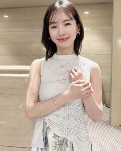 Yuri Nakamura Instagram - #鬼平犯科帳血闘 東京初日舞台挨拶 最後の写真お眠りに。笑 outfit @murralofficial jewelries @tasaki_intl ありがとうございました♡