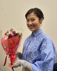 Yuri Tsunematsu Instagram - 株式会社リヴァンプのストーリードラマでの オフショット💐 お洋服全部可愛かったです💕 駅の広告で私と磯村さんを発見した！！