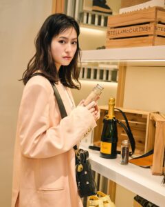 Yuri Tsunematsu Instagram - 🍇♻︎👜 舞台休演日に伊勢丹新宿店の1階にお邪魔してきました✨ 今日から16日まで、ステラ マッカートニーが国内初となる“ステラズ サステナブル マーケット（Stella's Sustainable Market）”を開催しています！ 私が身に付けているバッグはブドウの廃棄物からなる代替レザーを使用して作られたもの！！ シャンパンの製造に際して廃棄される、ブドウの茎部分などを集めて粉砕、専用の布に統合し、ヴィーガンレザーとして生まれ変わらせているそうです🍇 他にもサステナブルな商品が沢山あり、今はこんな技術があるんだ…！と感動しました✨ 本館3階では、「ステラマッカートニー」を象徴する、設立から現在までのコレクションピースを展示、販売しています。今でも色褪せないデザインのお洋服たちに心躍りました！ 皆さんもお時間がありましたら是非覗いてみては如何でしょうか☺️ @stellamccartney #StellasSustainableMarket #StellaMcCartneyxIsetan #stellamccartney #pr