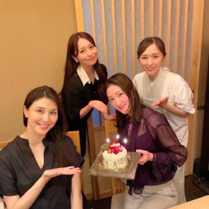 Yurika Kurosawa Instagram - お友達のマナミン出産前にみんなと定例のご飯会🥰
わんこもいけるお店
@rusteaks でティコちゃんからもお腹ポンポンさせてもらってパワー送ったよ☺️✨

カメラ目線は撮れず！🤣
お肉もチーズケーキも美味しくわんこ様のもかなり美味しそうなお肉でした🤤

　
もう一つはみんな大好き @takahashi.sushi 🍣　
千花さんのお祝いもできてハピハピでした😆🎂

次は産まれてから✨
みんなでお祝いするのも楽しみだな🥰