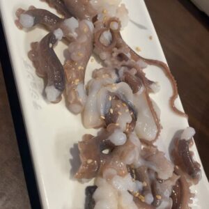 Yurika Kurosawa Instagram - ⚠️4枚目は閲覧注意です⚠️ 

新鮮なタコを食べに行ってきました🐙
@tejonde 

全部美味しくてそして楽しめるご飯でお酒がとっても進みました♡笑
美味しいもの食べて飲めるって幸せだ🥰

あ、ジム行きます笑🙋‍♀️

※ぬいぐるみは家から持ってきた自前です笑

#テジョンデ  #新大久保グルメ