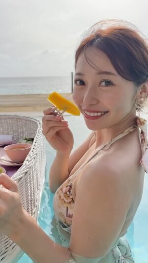 Yurika Kurosawa Instagram - インスタで見るオシャレな感じで撮ってほしいー！って言ったんです。
が！！
なんかグラビアのカメラワークに見えるのは私だけ？😂🤣笑

載せるの勇気いるシリーズですが、ここまで来るとむしろ
面白いかなぁって🥹笑　
インスタにある中で曲もそんな感じにしてみたよ🎵🤤笑

フルーツかなり美味しかったです🤤

とりあえず君に良心があるなら１つ褒めといてくれたまえ😇笑

水着は @peakpine_official さんのです🥰